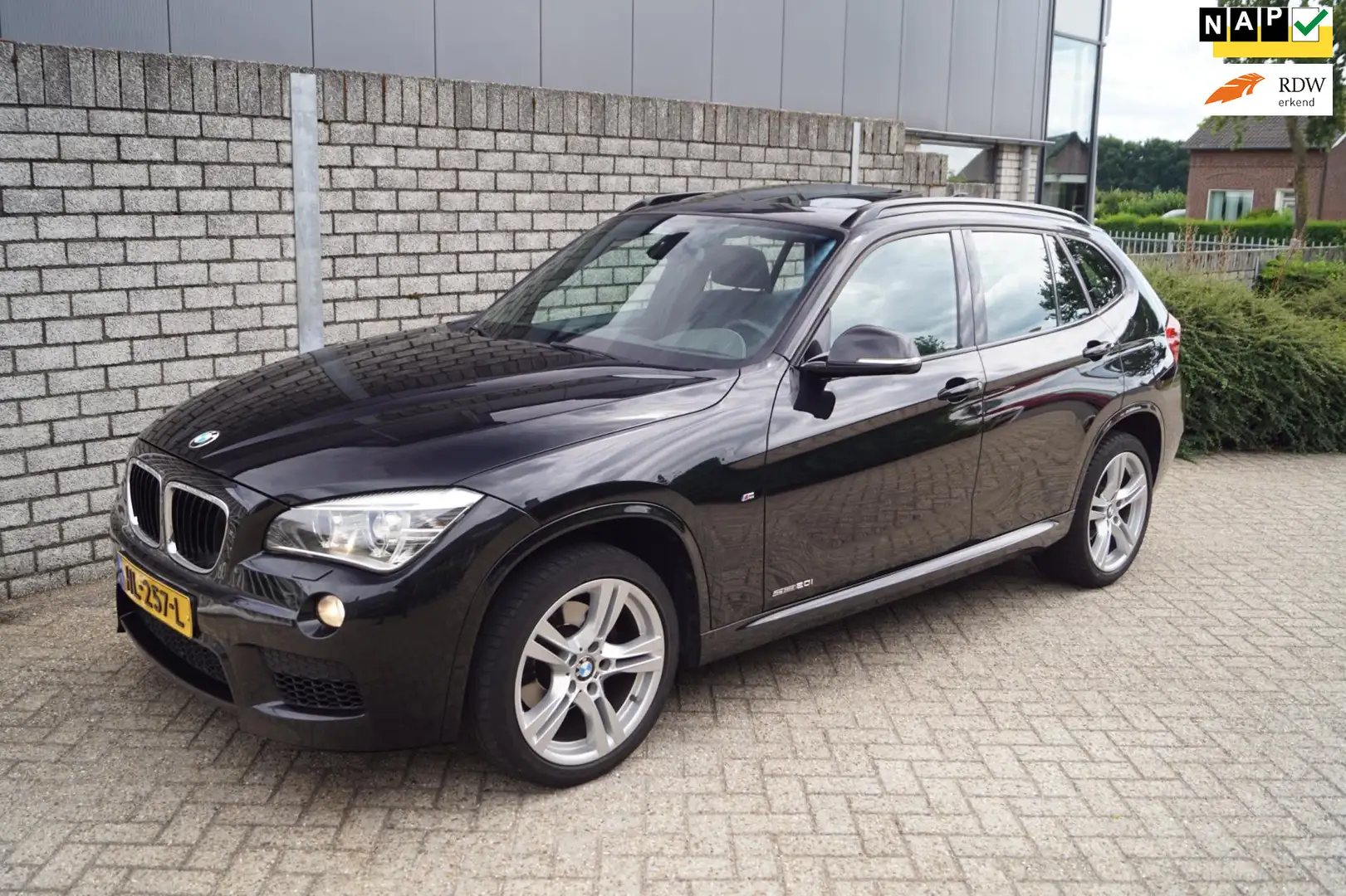 BMW X1 SDrive20i High Executive M Sport Autom Alcantara S Zwart - 1