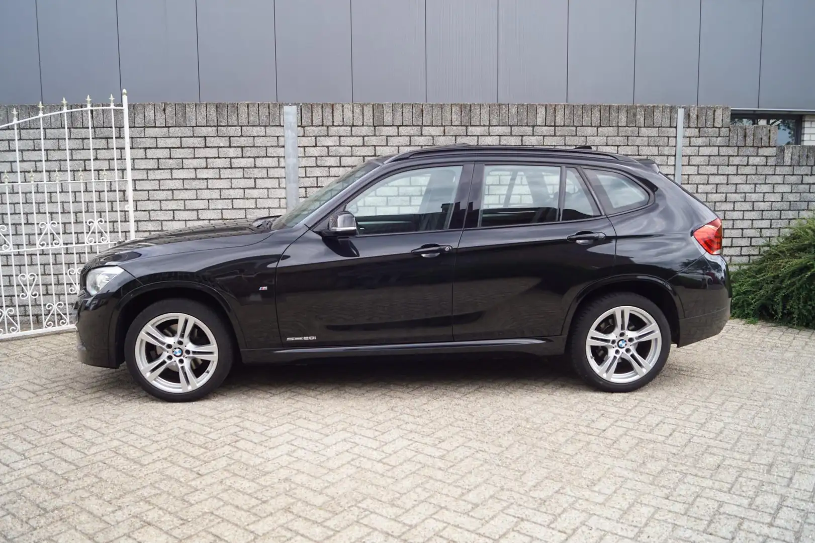 BMW X1 SDrive20i High Executive M Sport Autom Alcantara S Zwart - 2