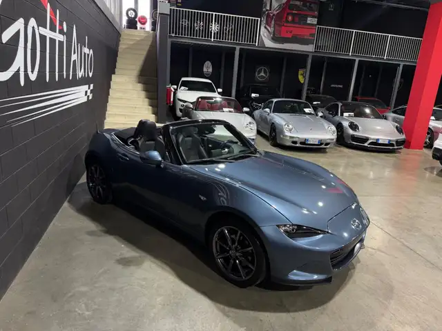 Mazda MX-5 view 3