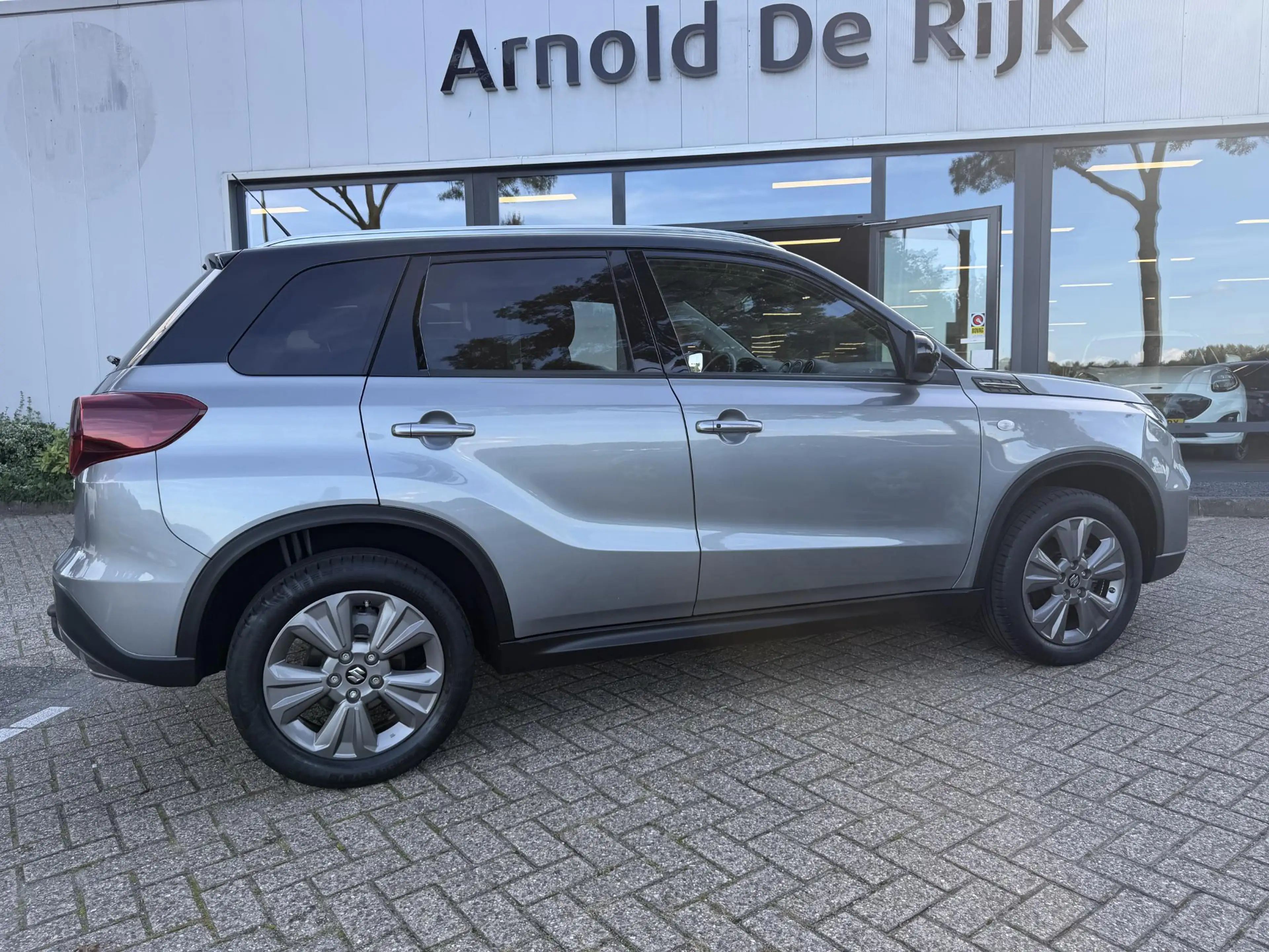 Suzuki Vitara 1.5 Hybrid Select — photo 3