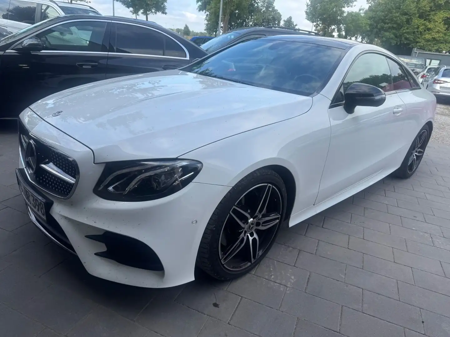 Mercedes-Benz E 200 Coupe AMG Line *PANO/NIGHT/KAMERA* Weiß - 1