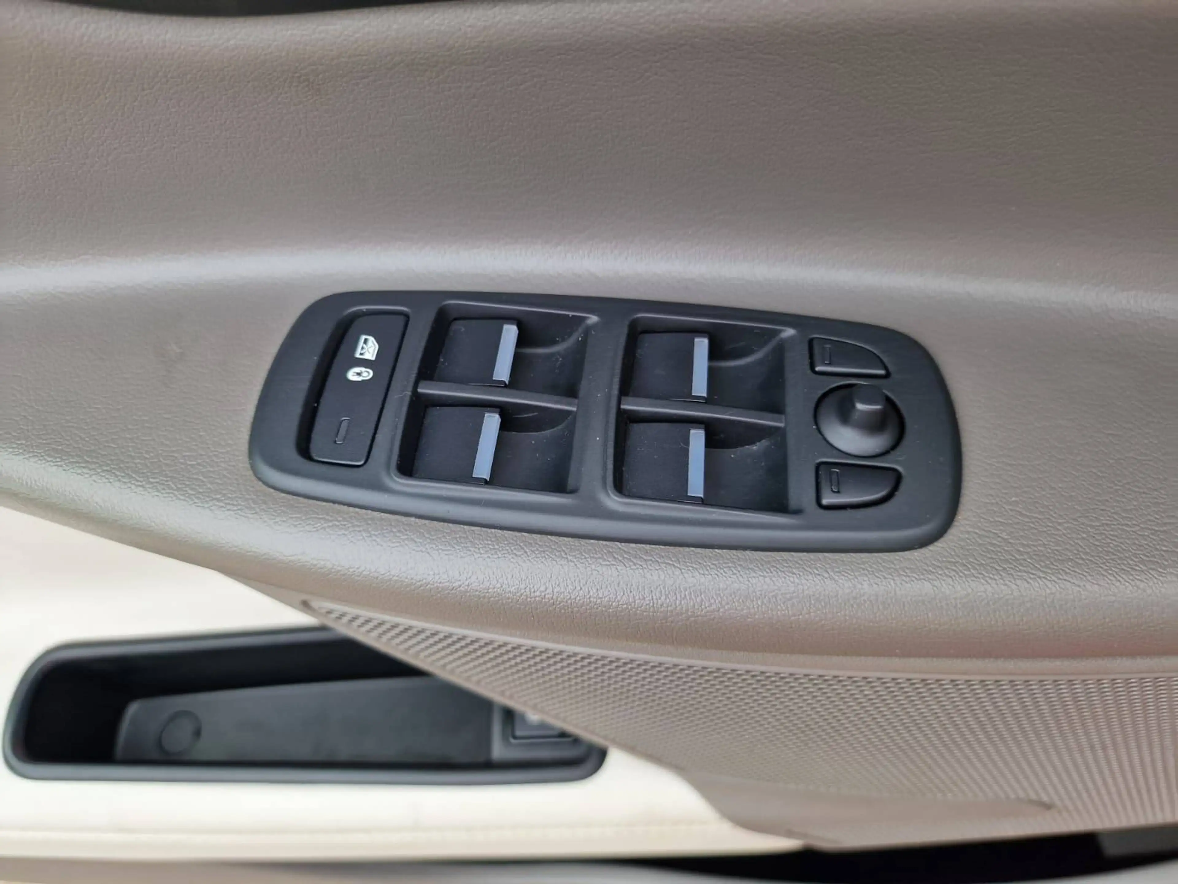Jaguar XE Prestige — photo 14