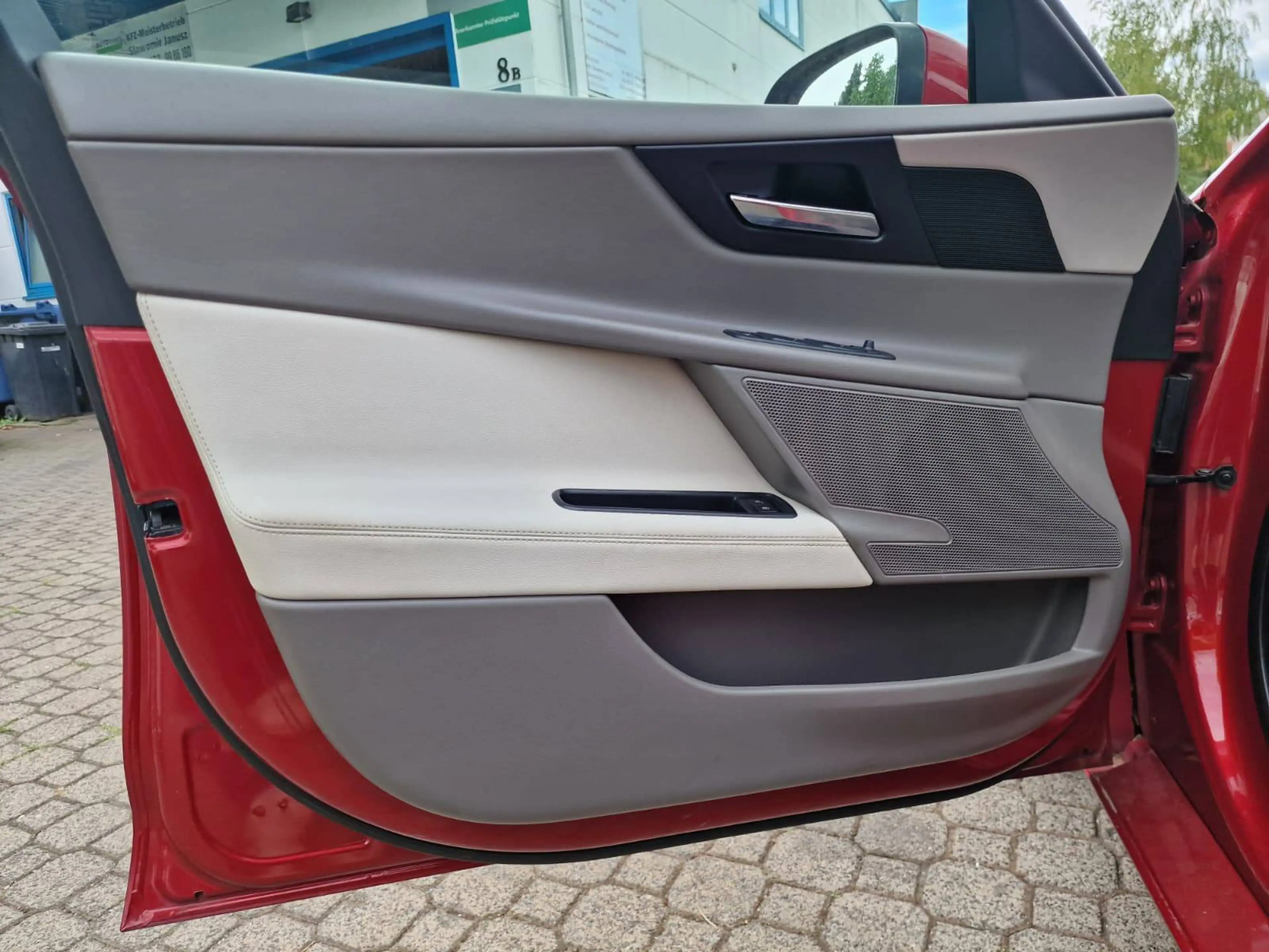 Jaguar XE Prestige — photo 13