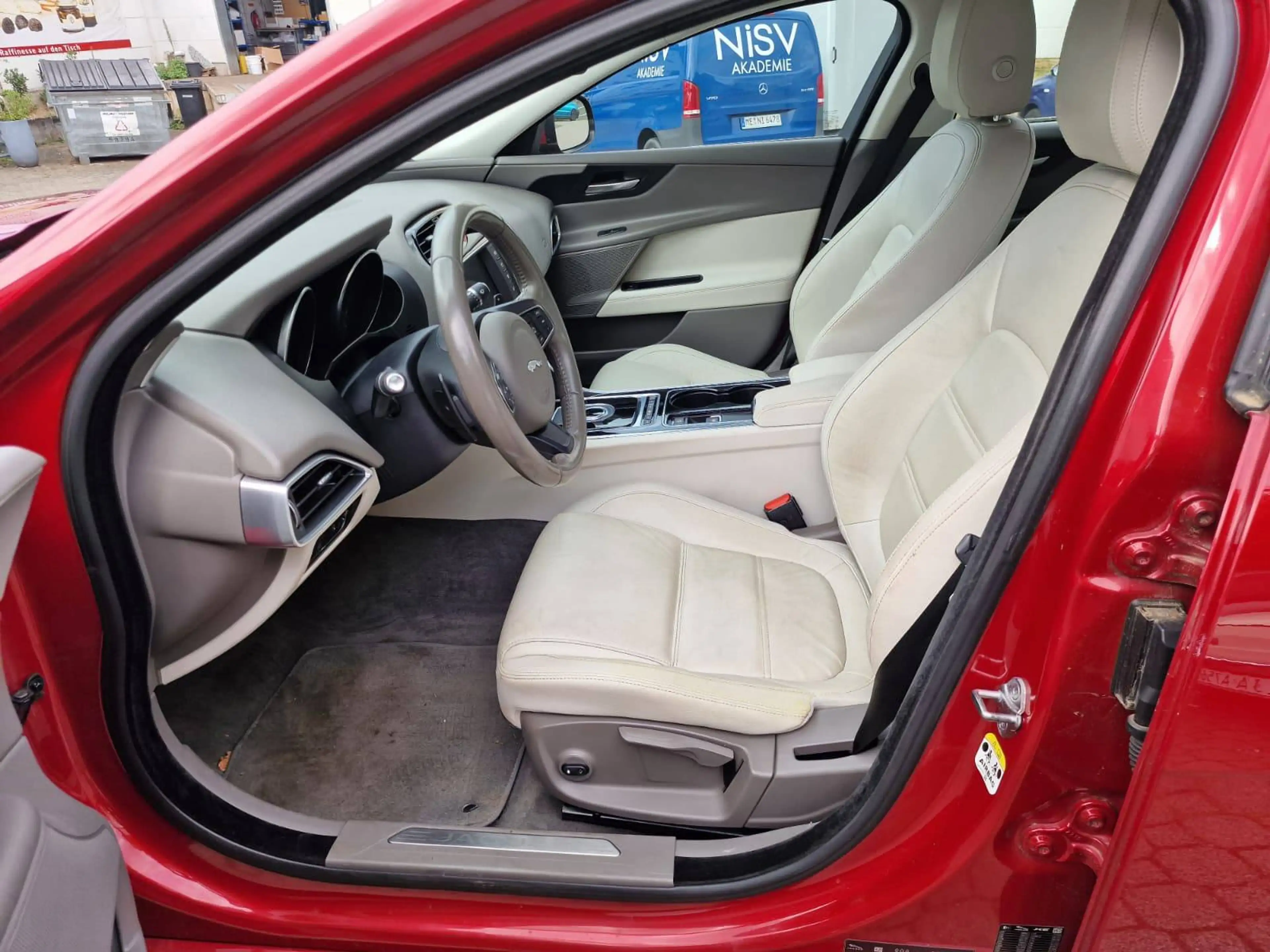 Jaguar XE Prestige — photo 15