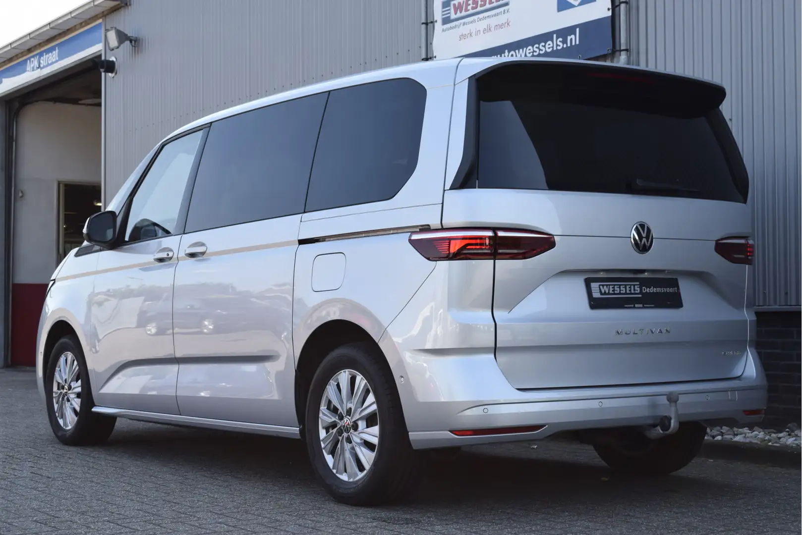 Volkswagen T7 Multivan 1.4 eHybrid L1 7p, Trekhaak, Panorama, Cruise, Cam Zilver - 2