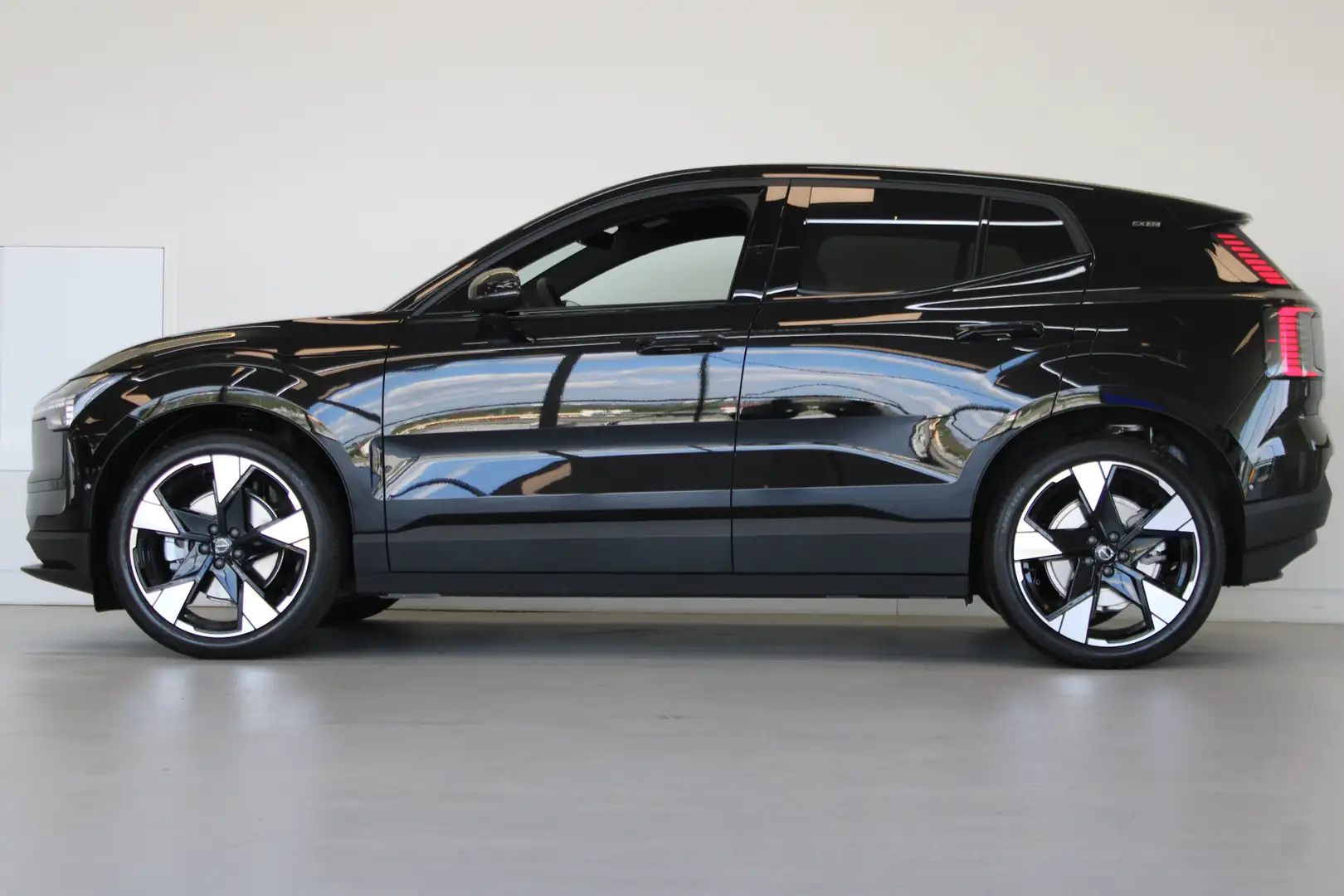 Volvo EX30 Extended Range 272PK Europa Plus 69kWh Elek Stoele Schwarz - 2