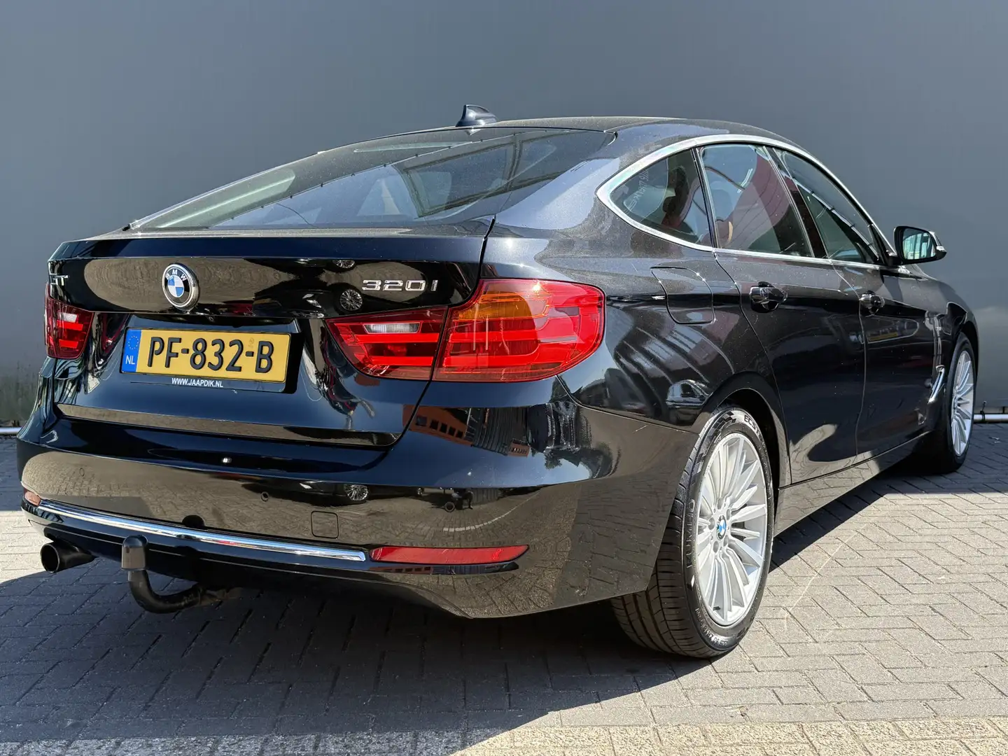 BMW 320 3-serie Gran Turismo BWJ 2013 320i 184 PK High Exe Zwart - 2
