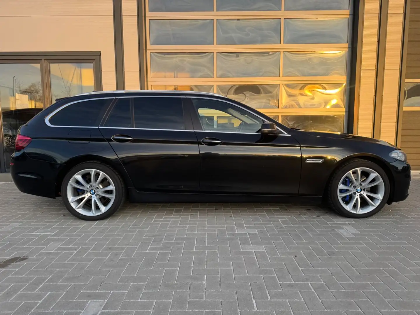 BMW 525 dA Touring SoftClose H*UP PANO KOMFORTSITZE Zwart - 2