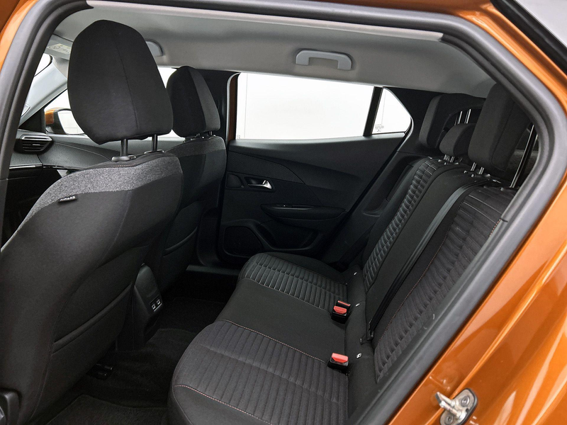 Peugeot e-2008 SUV EV Active 50 kWh 136pk | Navigatie via Apple C — photo 15
