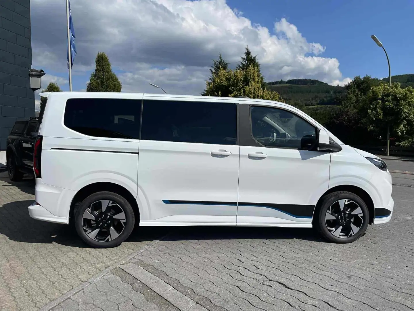 Ford Tourneo Custom 2.0 EcoBlue125kW 320L1 Sport Auto Wit - 2