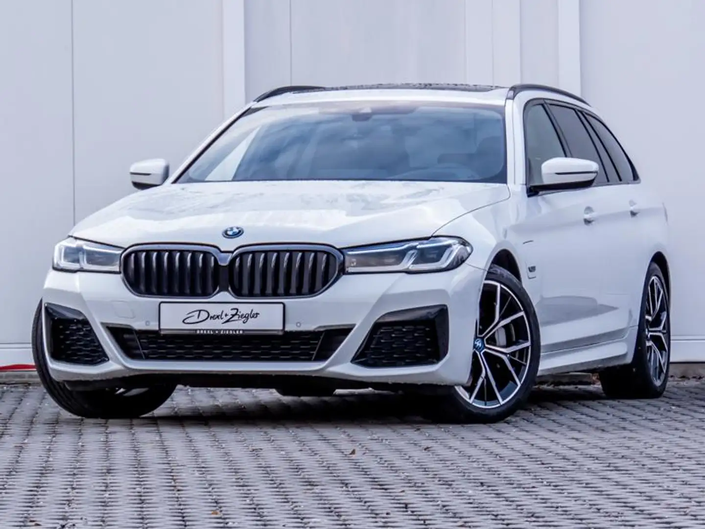BMW 530 e xDrive Tour M-Sport AHK H&K Laser HuD PanoD Weiß - 2