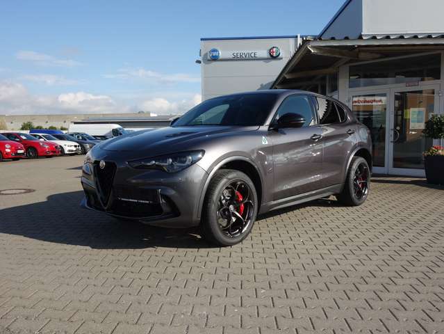 Imagine Alfa Romeo Stelvio Quadrifoglio ACC/Harman/Metallic/MatrixLED/DAB/SHZ