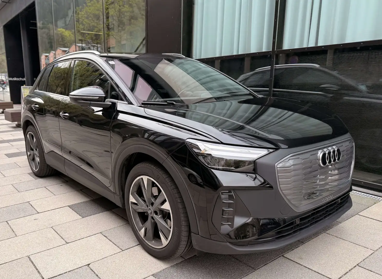 Audi Q4 e-tron 35 125kW 55kWh Schwarz - 1