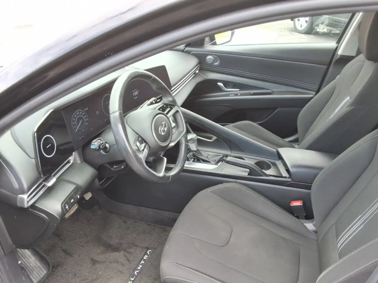 Hyundai ELANTRA photo Hyundai ELANTRA