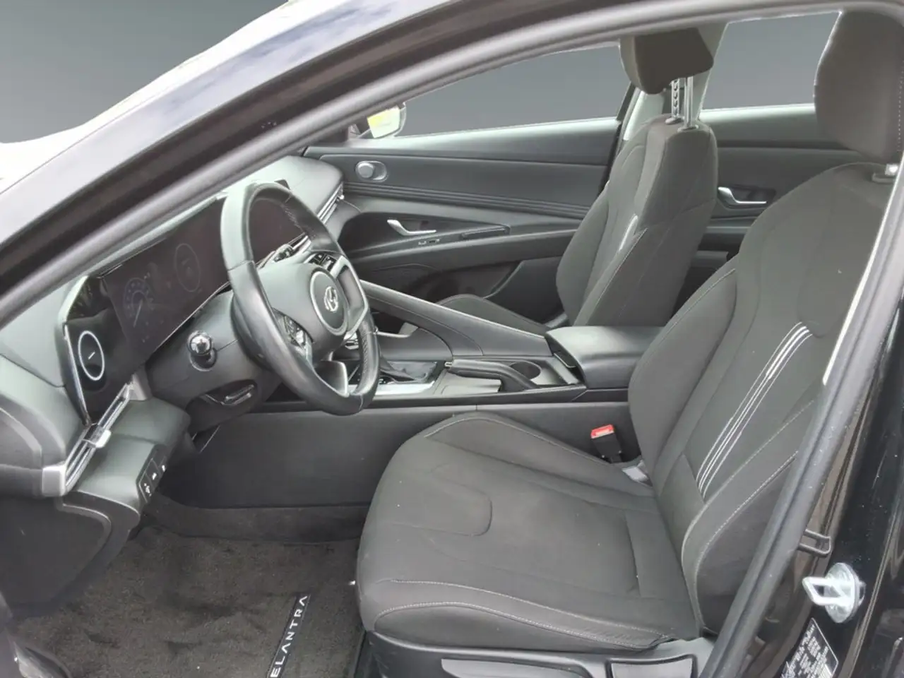 Hyundai ELANTRA photo Hyundai ELANTRA