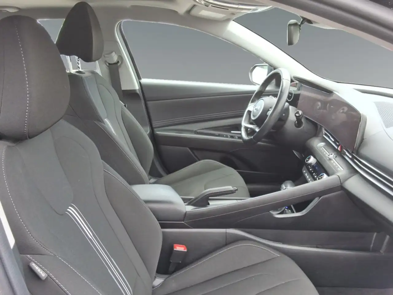 Hyundai ELANTRA photo Hyundai ELANTRA