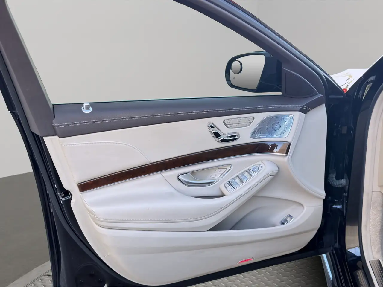 Mercedes-Benz S-Class снимка Mercedes-Benz S-Class