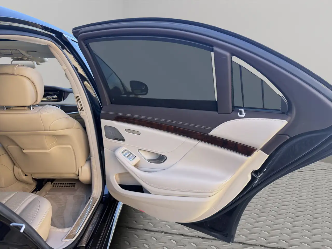 Mercedes-Benz S-Class снимка Mercedes-Benz S-Class