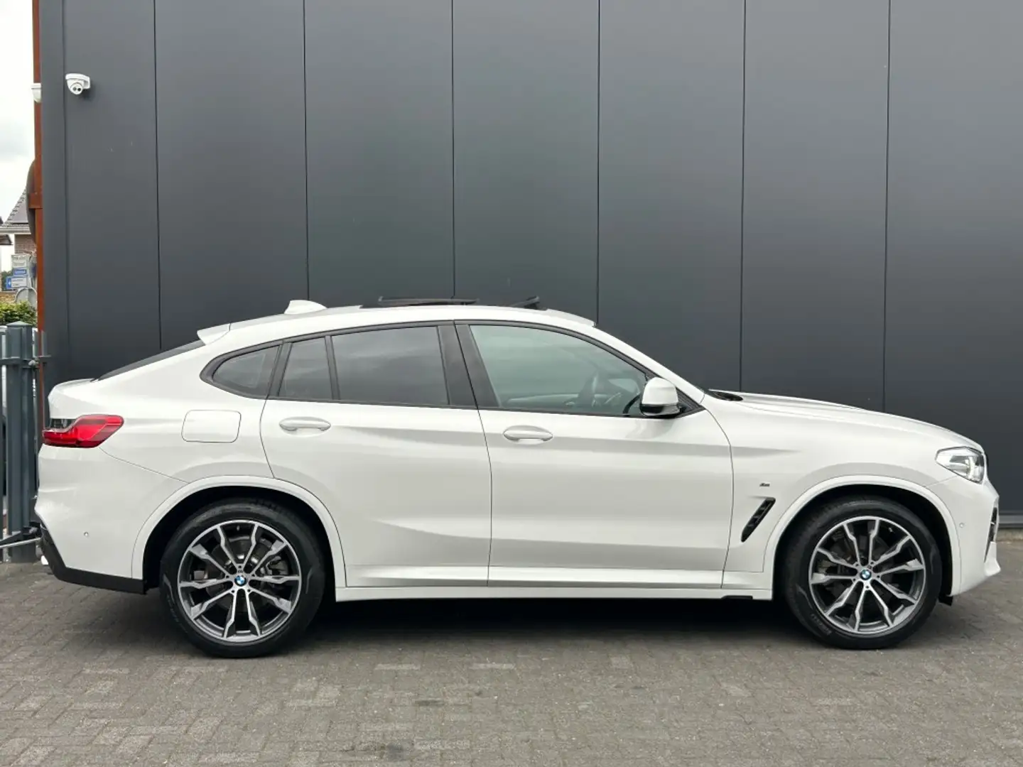 BMW X4 xDrive20i M Sport Shadow P-dak Sfeerlicht 23dkm NL Wit - 2