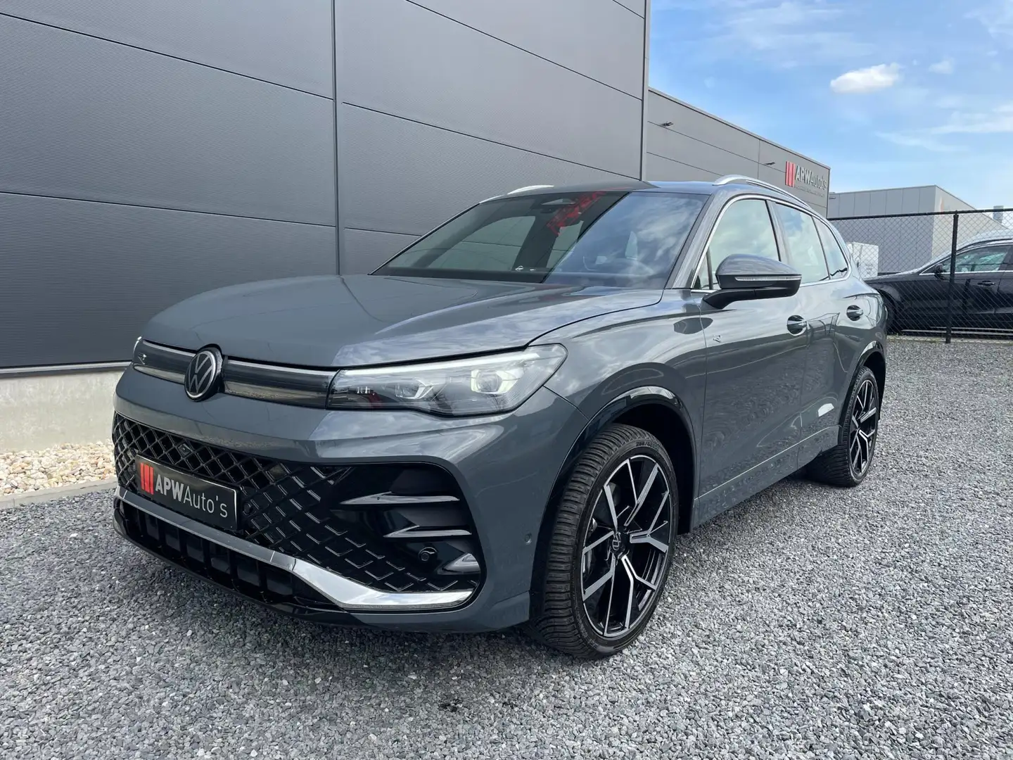 Volkswagen Tiguan 2.0 TDI R-Line Business Navi | Clima | Panodak | M Grijs - 2