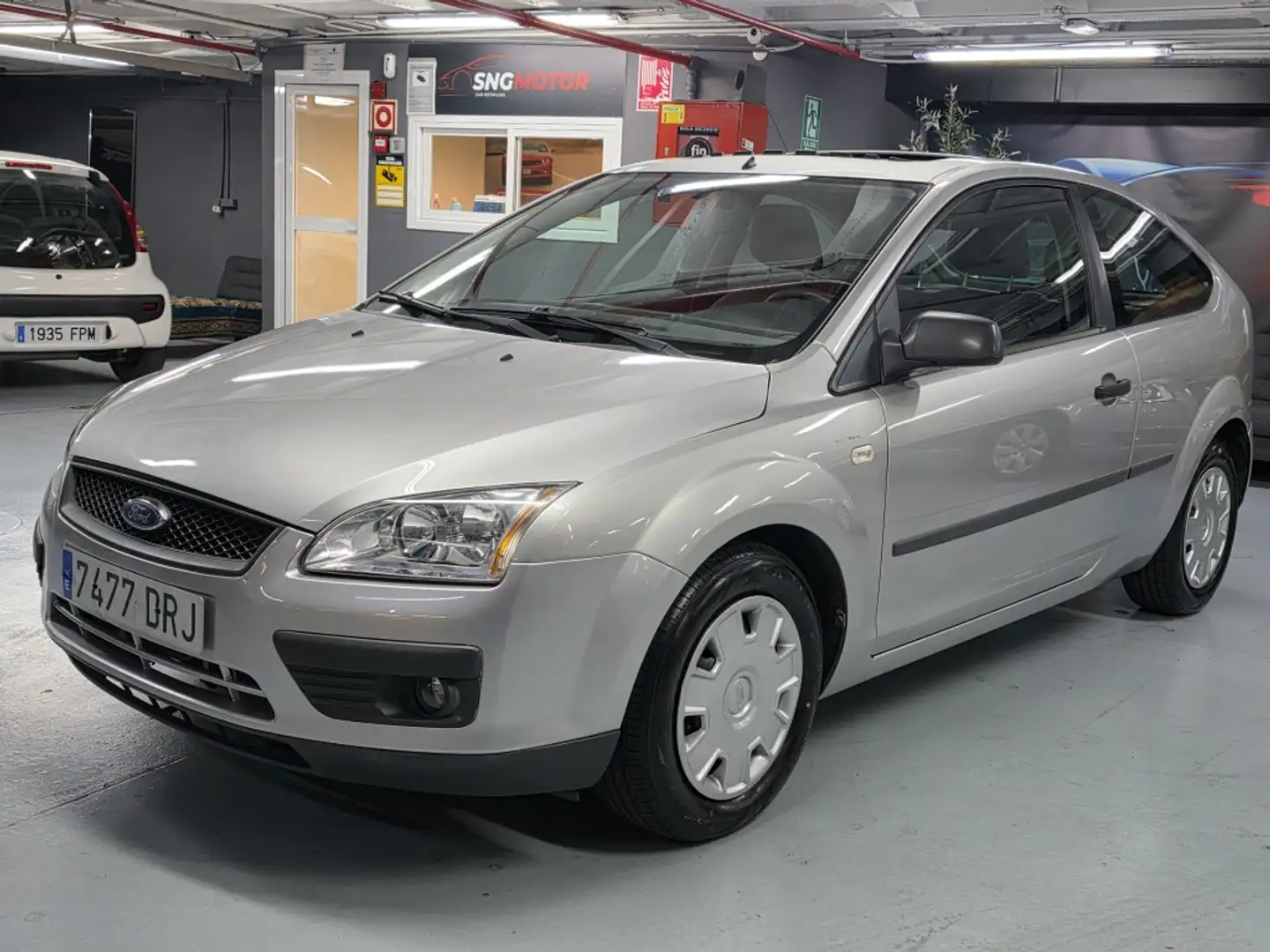 Ford Focus 1.6 Trend Aut. Grau - 1