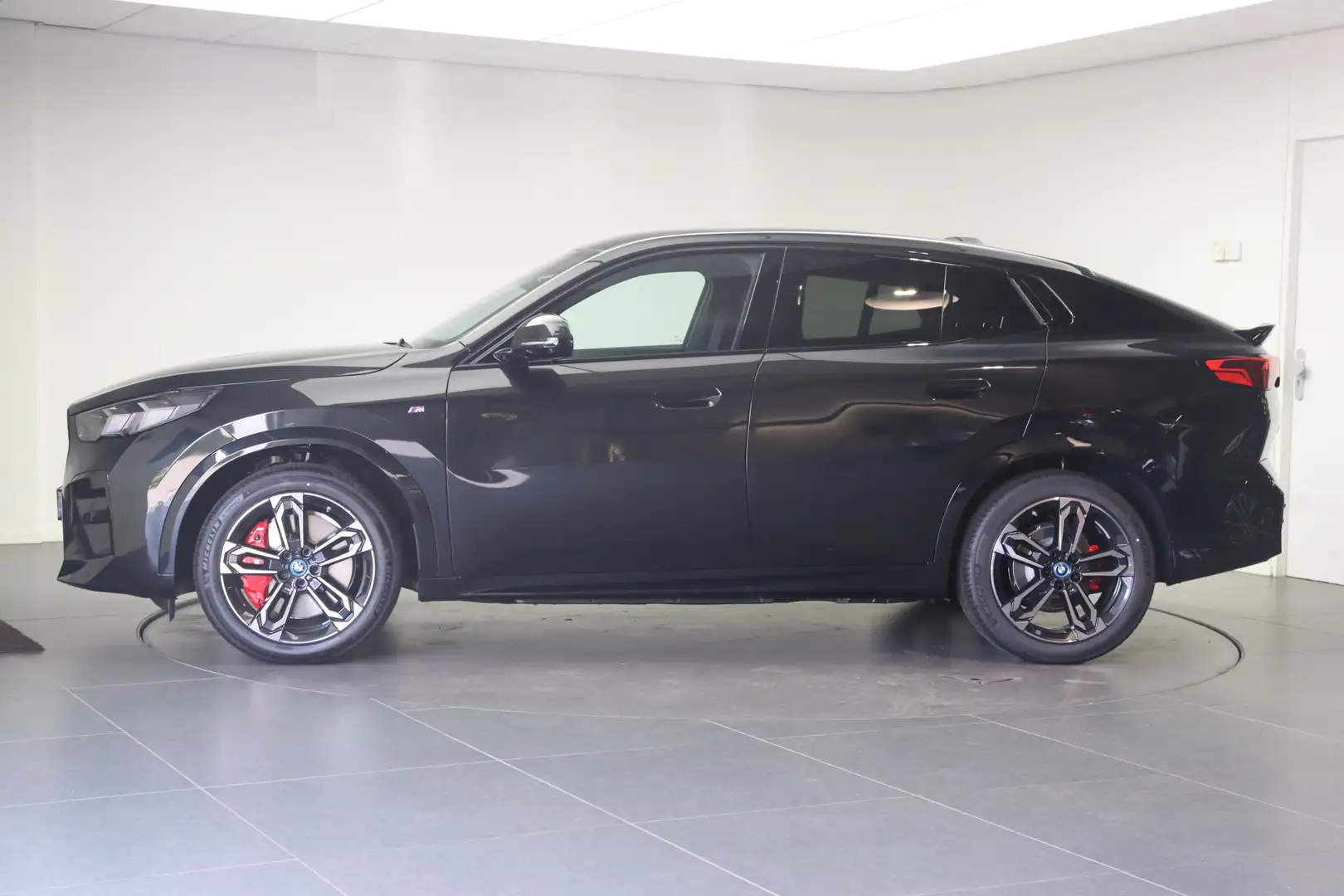 BMW iX2 eDrive20 High Executive M Sport / Panoramadak / Tr Zwart - 2