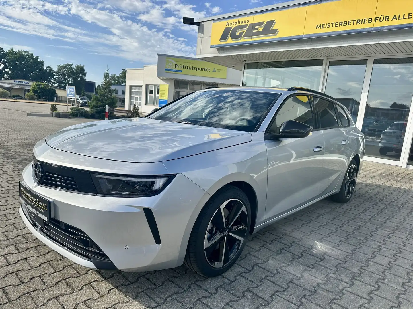 Opel Astra Sitz-/Lenkradheizung, PDC V+H, AHK, Tageszulassung Silber - 1