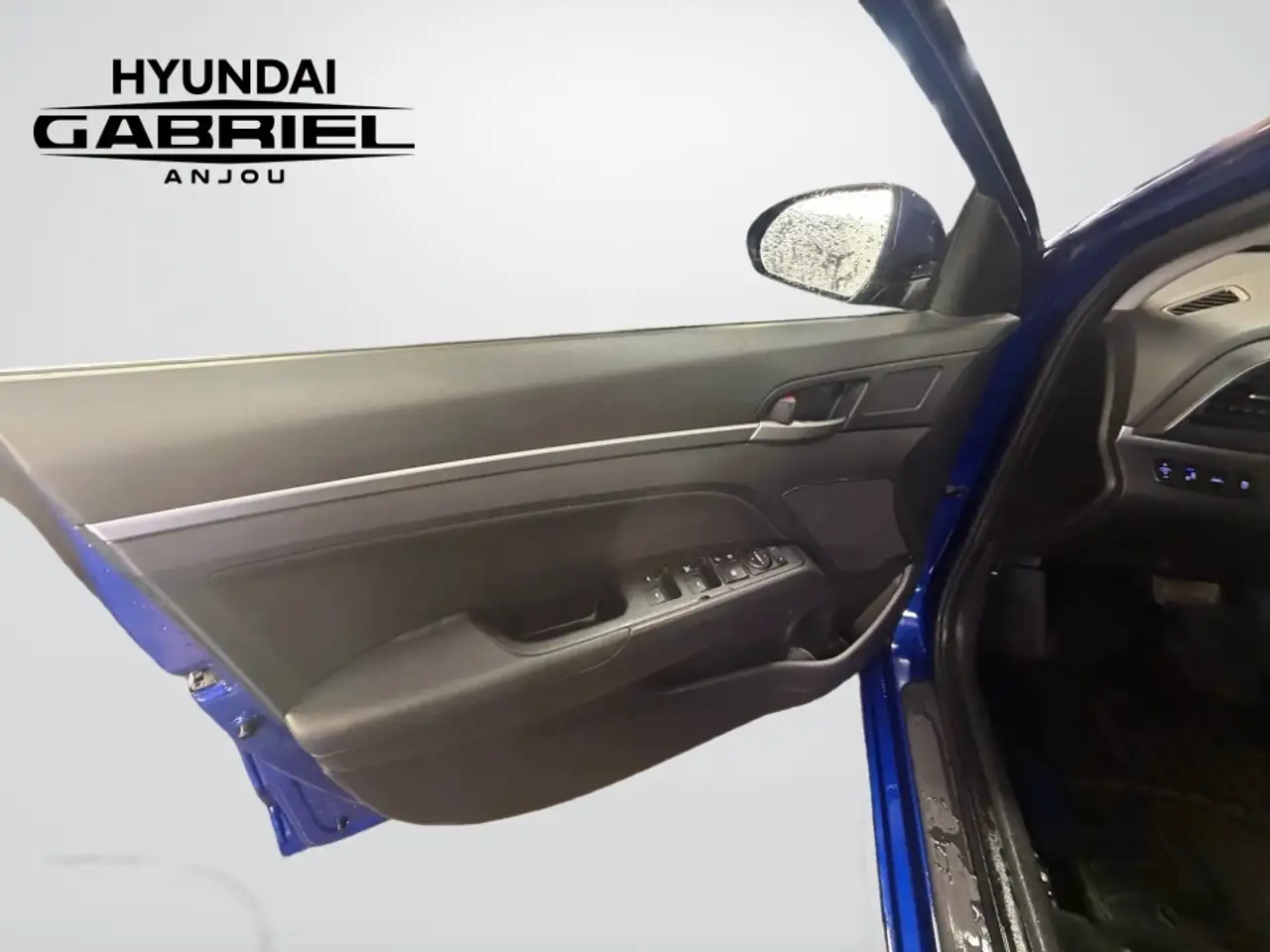 Hyundai ELANTRA photo Hyundai ELANTRA
