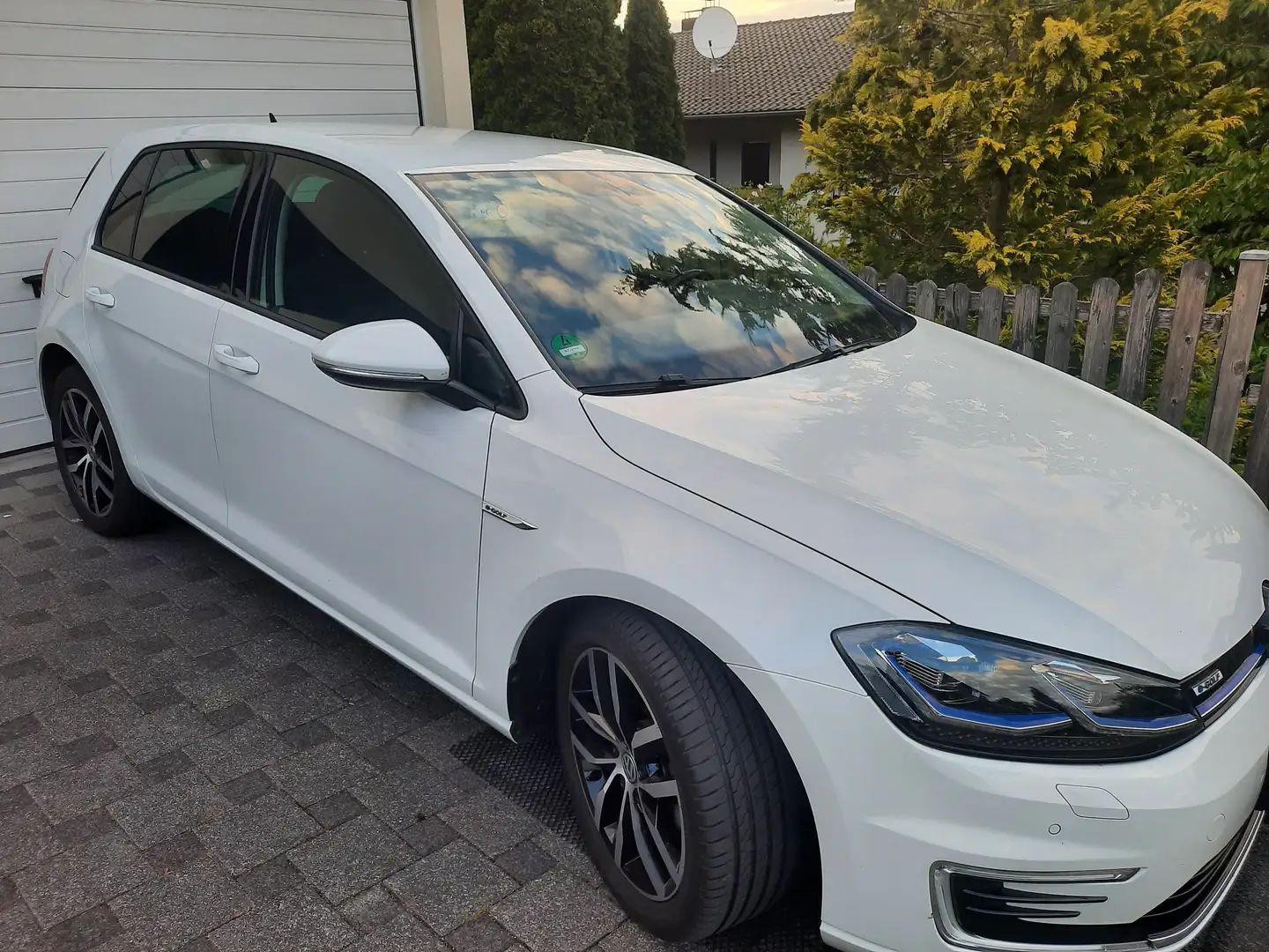 Volkswagen e-Golf e-Golf Белый - 1