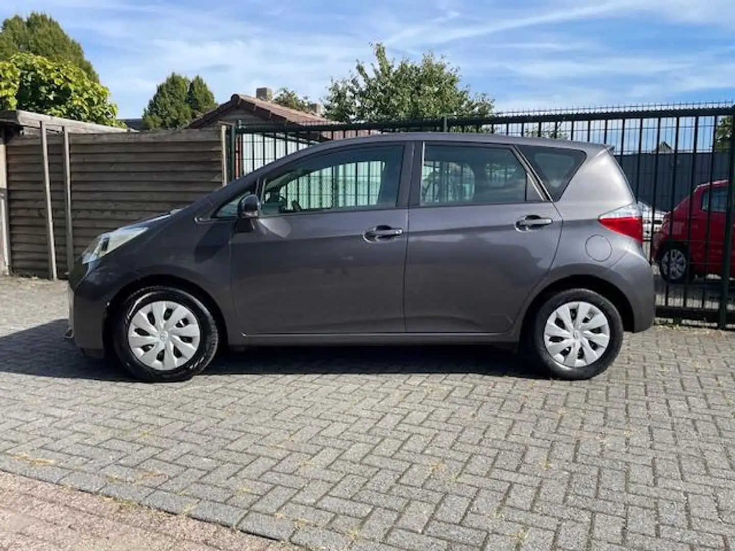 Toyota Verso-S 1.3 VVT-i Comfort Gris - 2