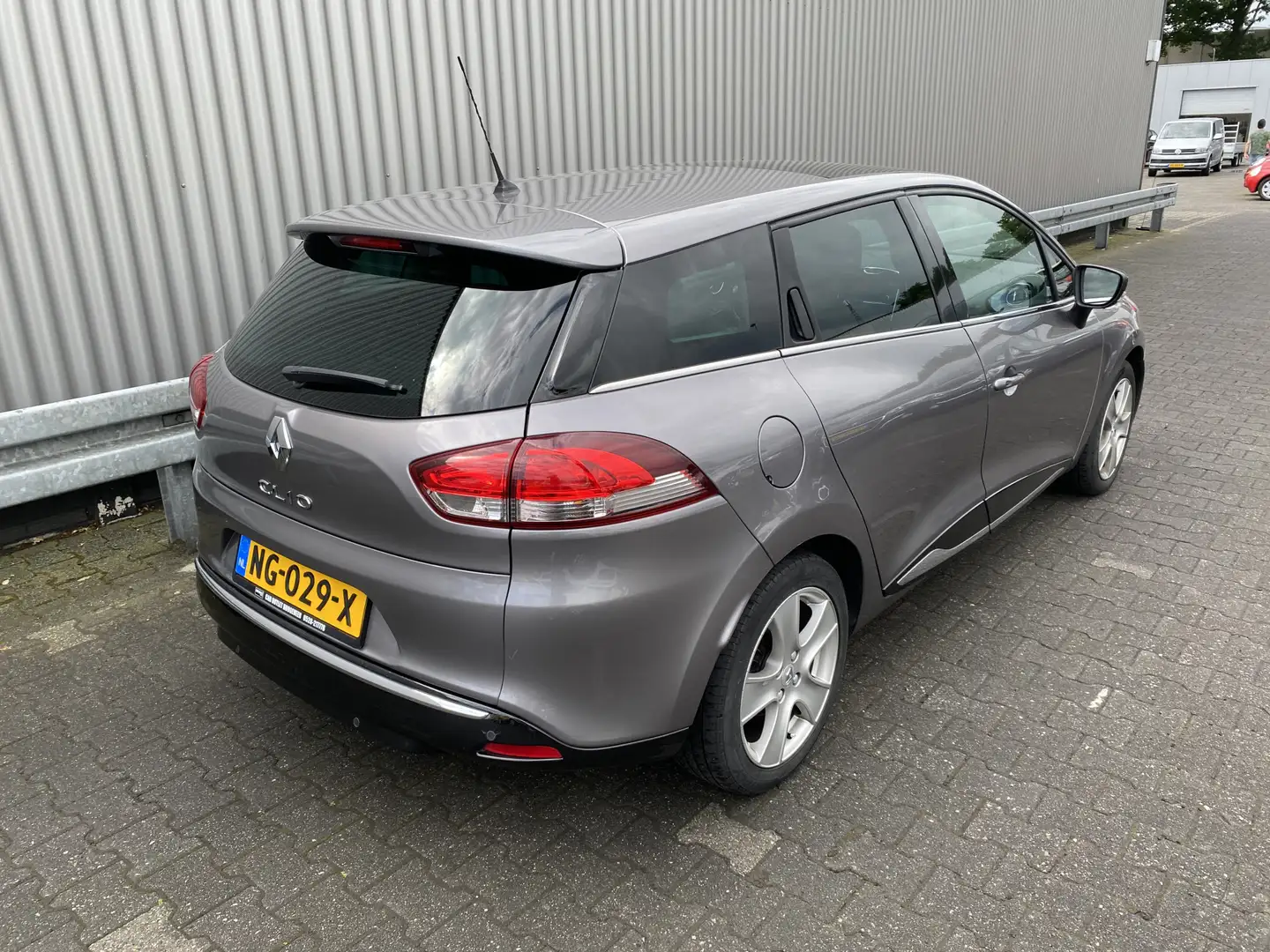 Renault Clio Estate 1.2 GT AUTOMAAT, Clima, CC, Pano, Navi, PDC Grijs - 2