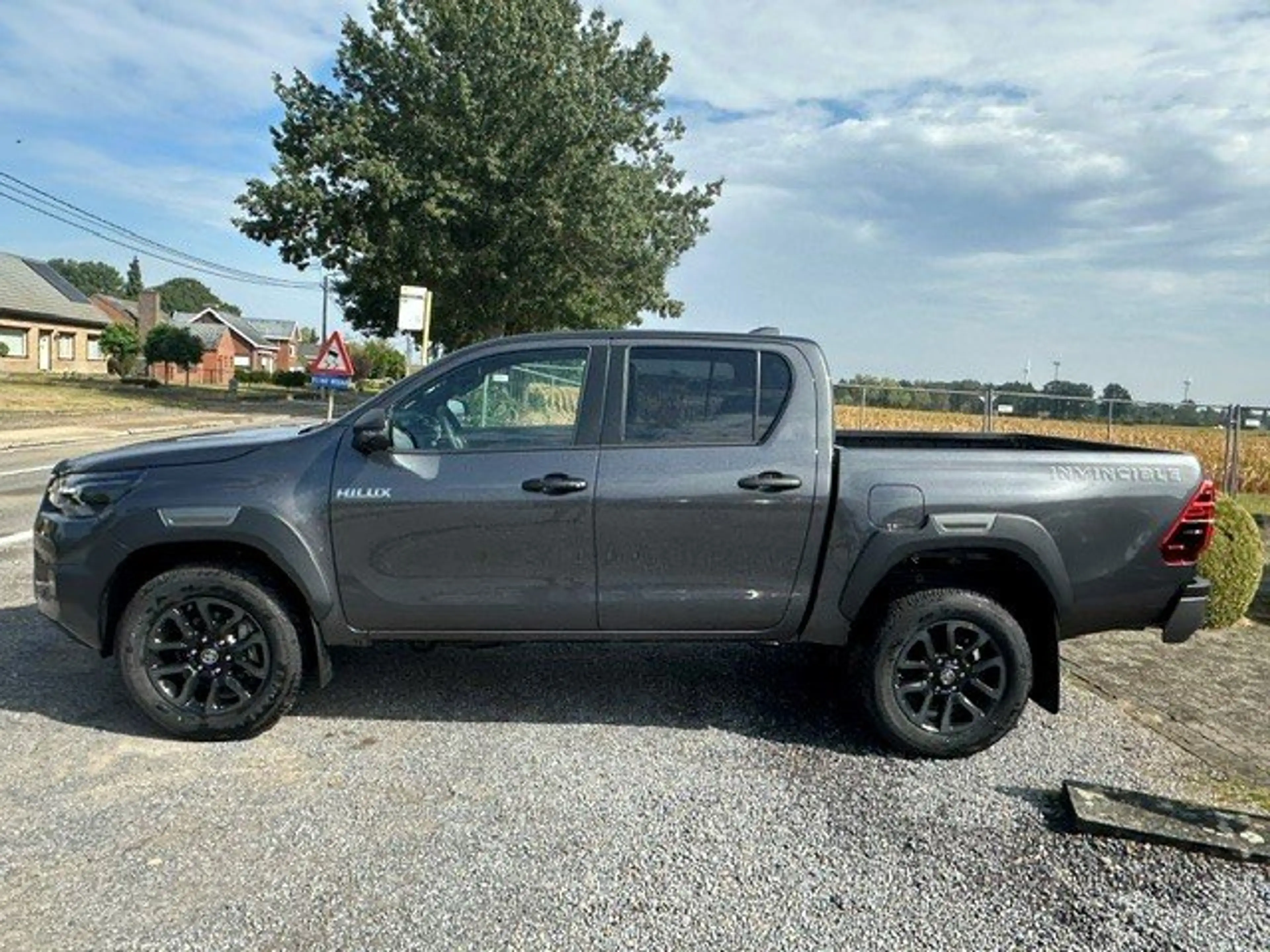 Toyota Hilux Invicible — photo 4
