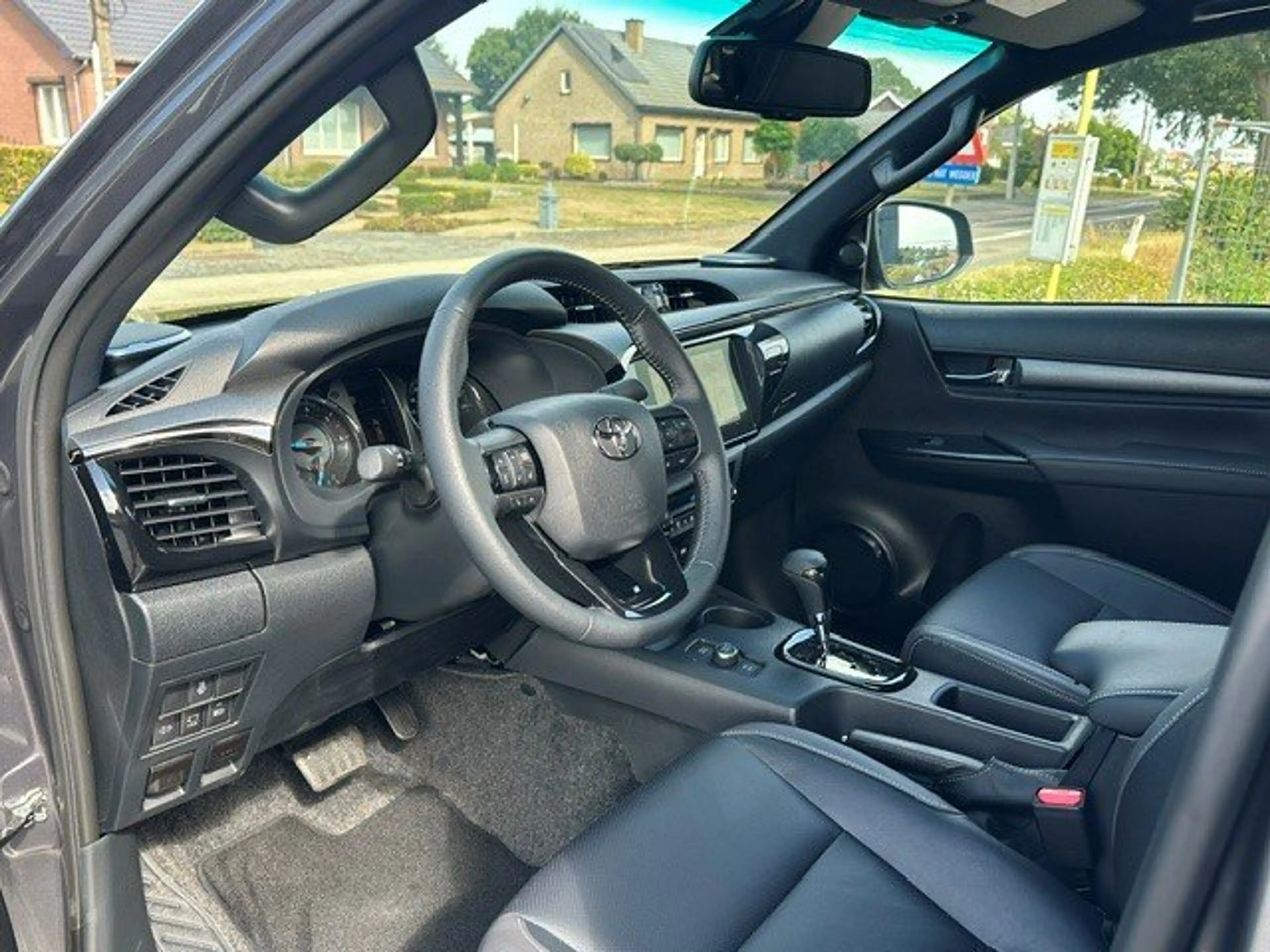 Toyota Hilux Invicible — photo 12