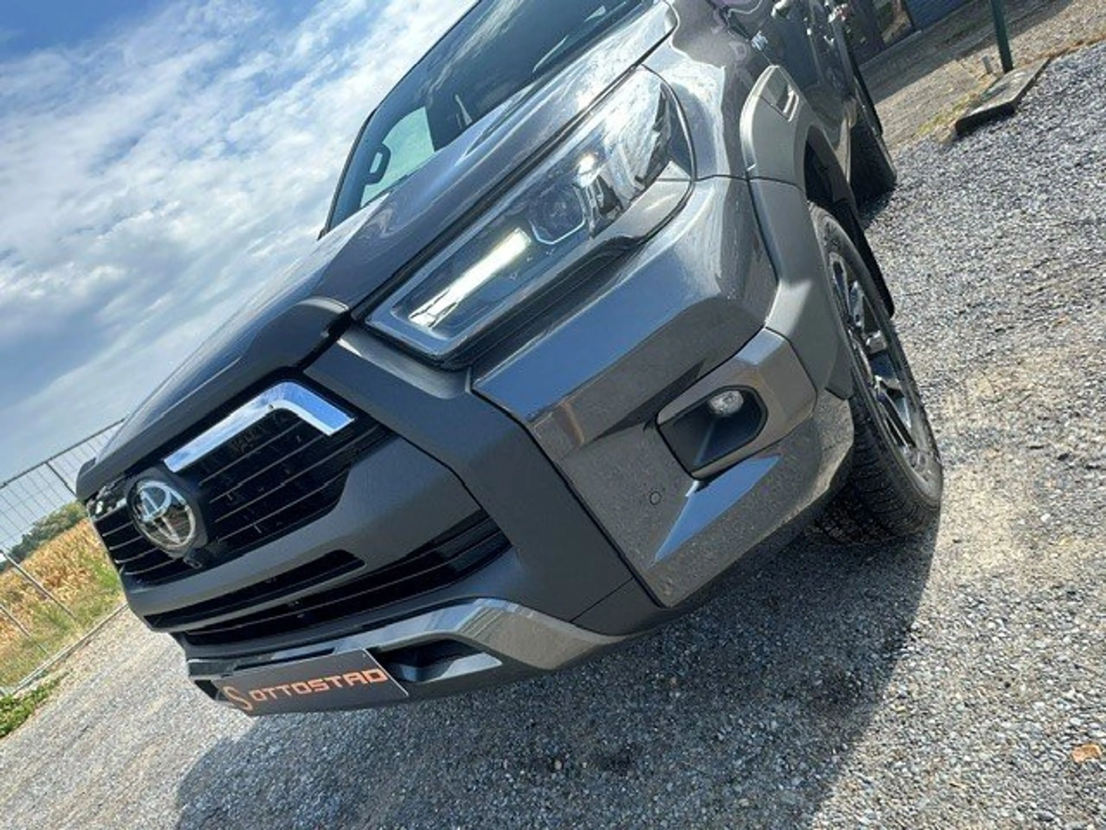 Toyota Hilux Invicible — photo 9