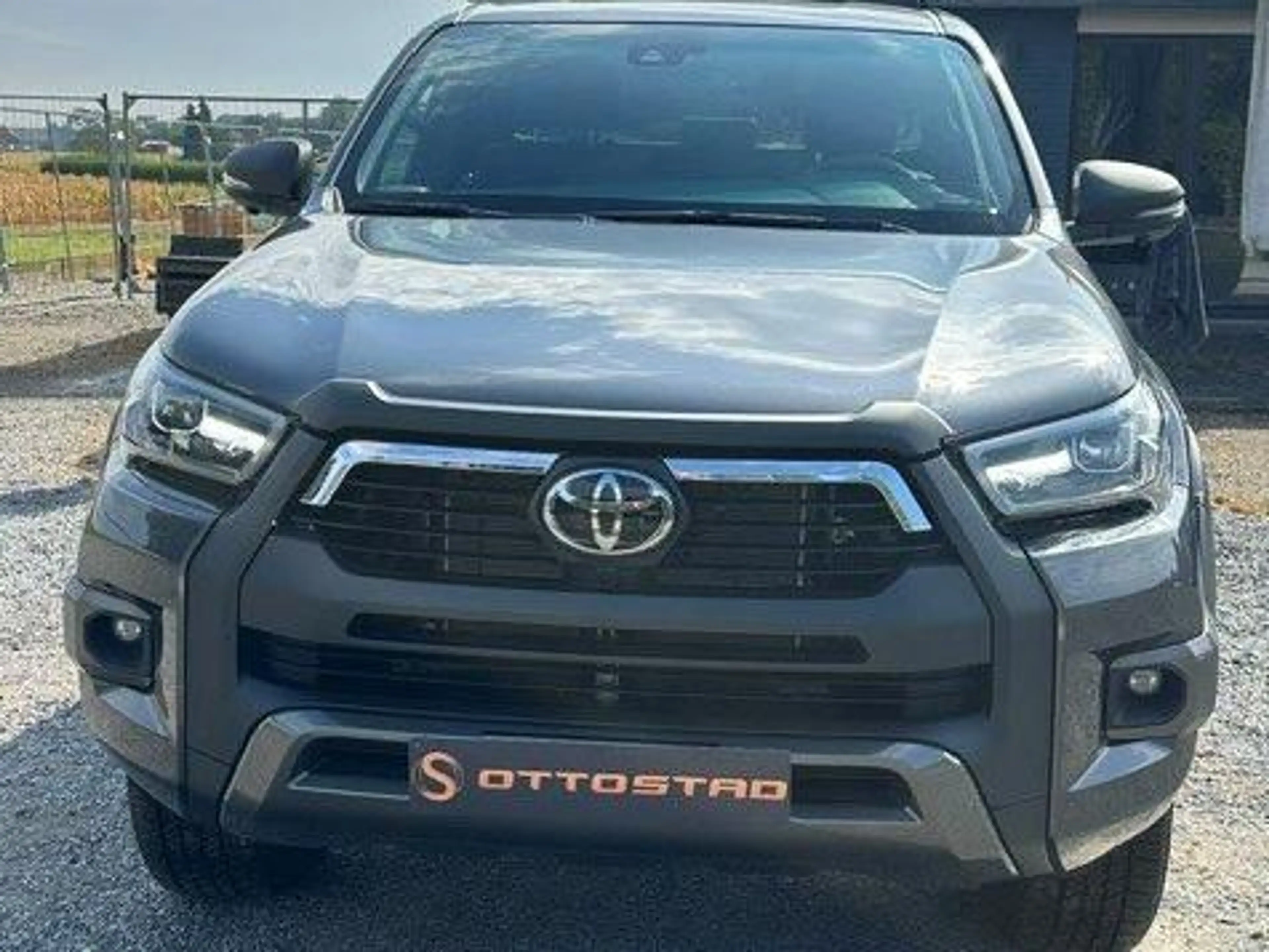 Toyota Hilux Invicible — photo 3