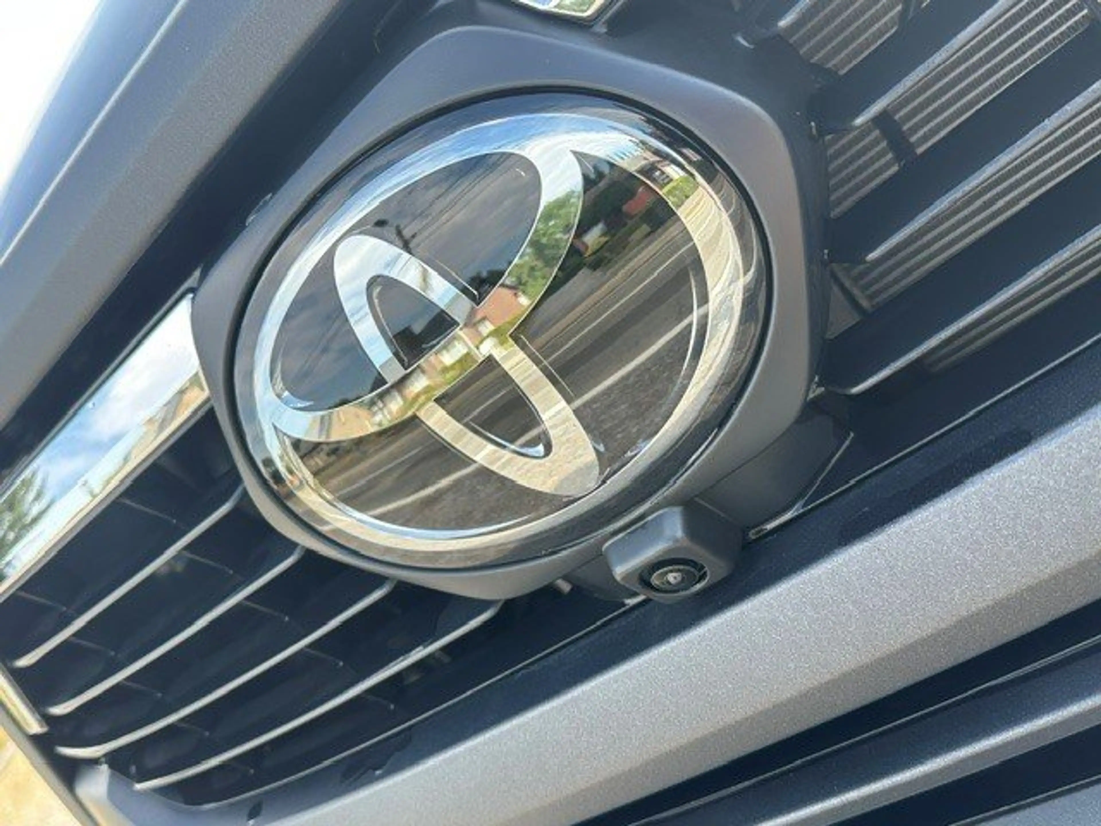 Toyota Hilux Invicible — photo 11