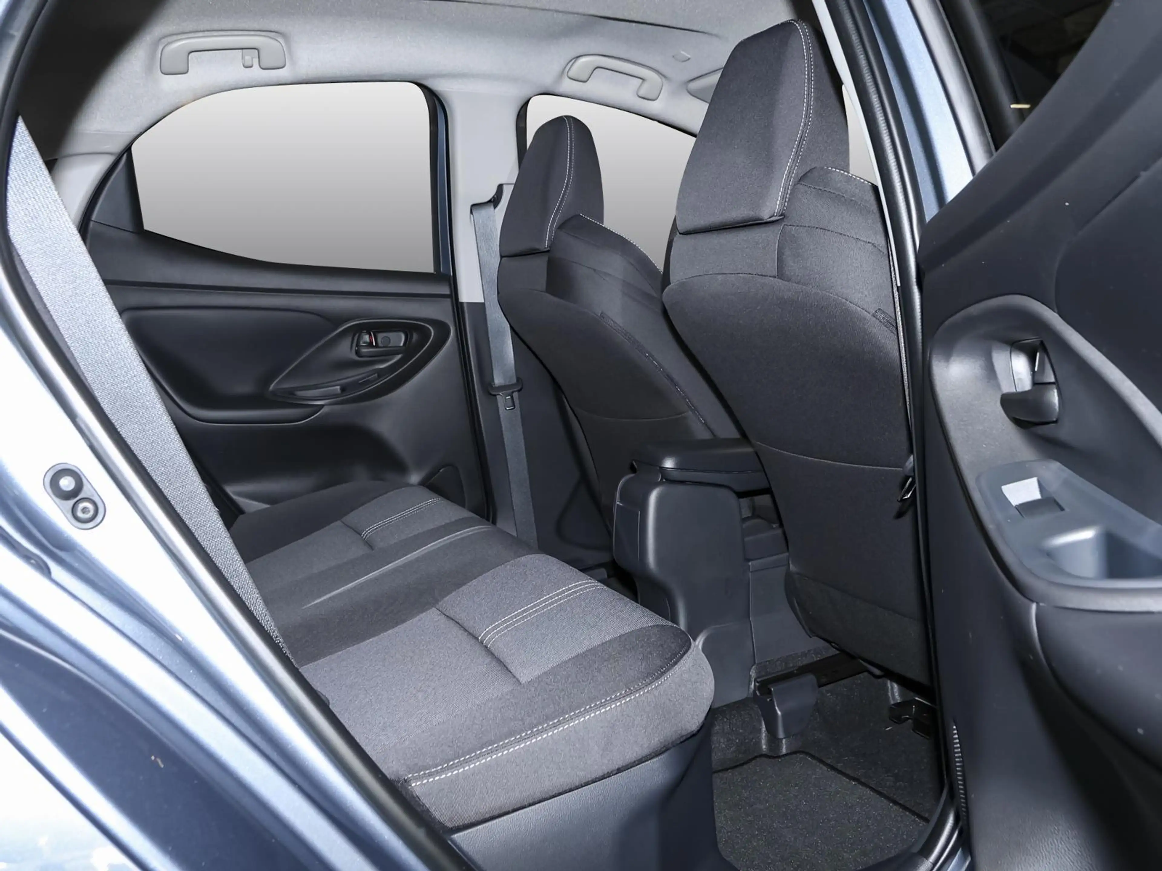 Toyota Yaris Teamplayer 1,5 Hybrid CVT NAVI SHZ PDC — photo 4