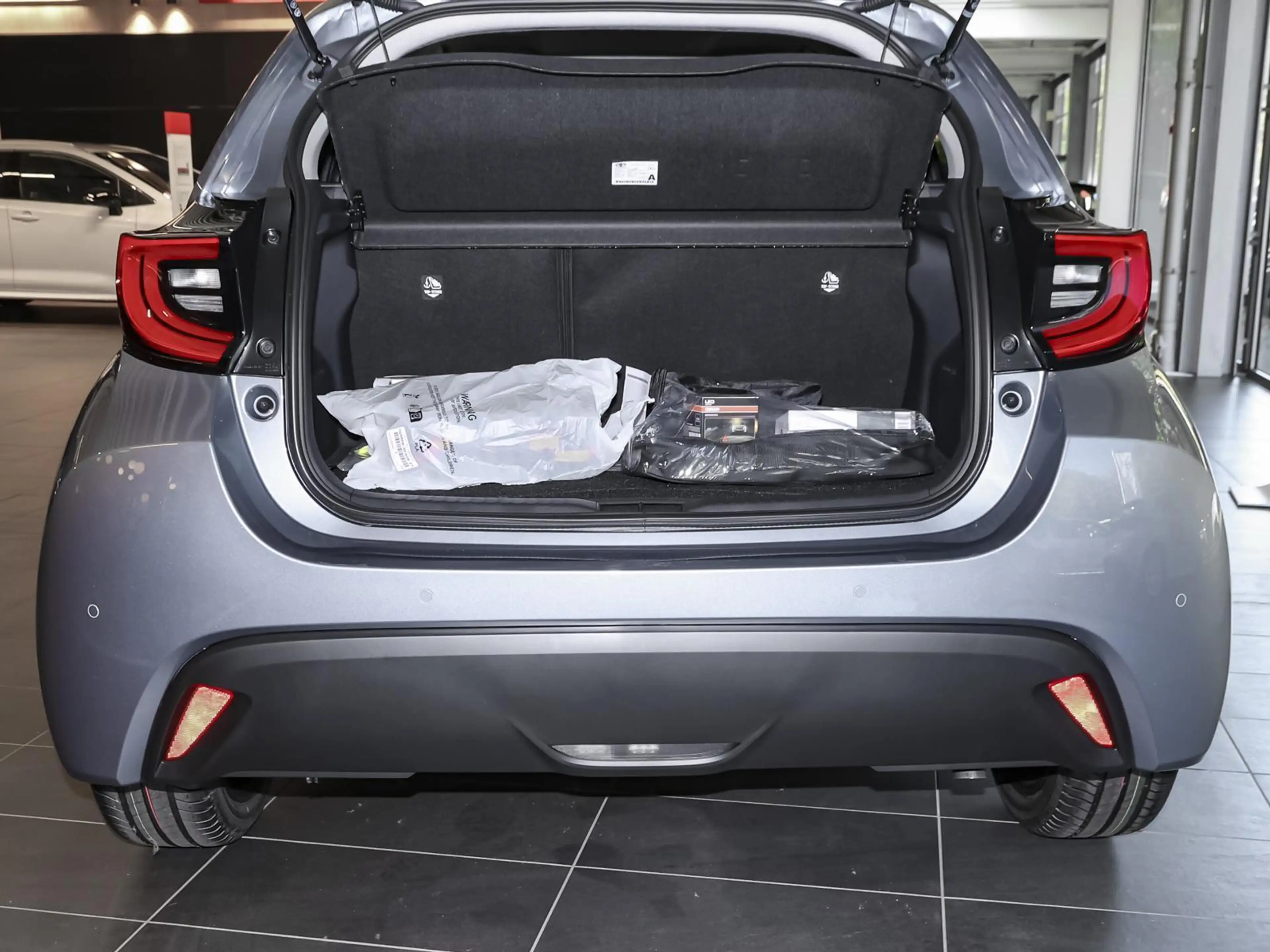 Toyota Yaris Teamplayer 1,5 Hybrid CVT NAVI SHZ PDC — photo 8