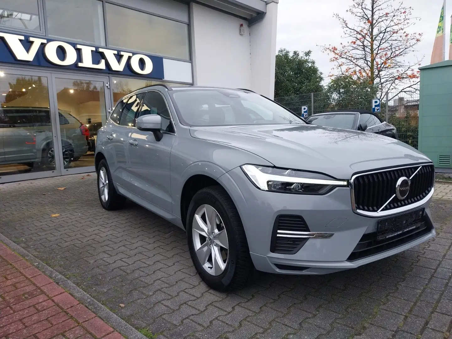 Volvo XC60 B5 Core AWD Grau - 1