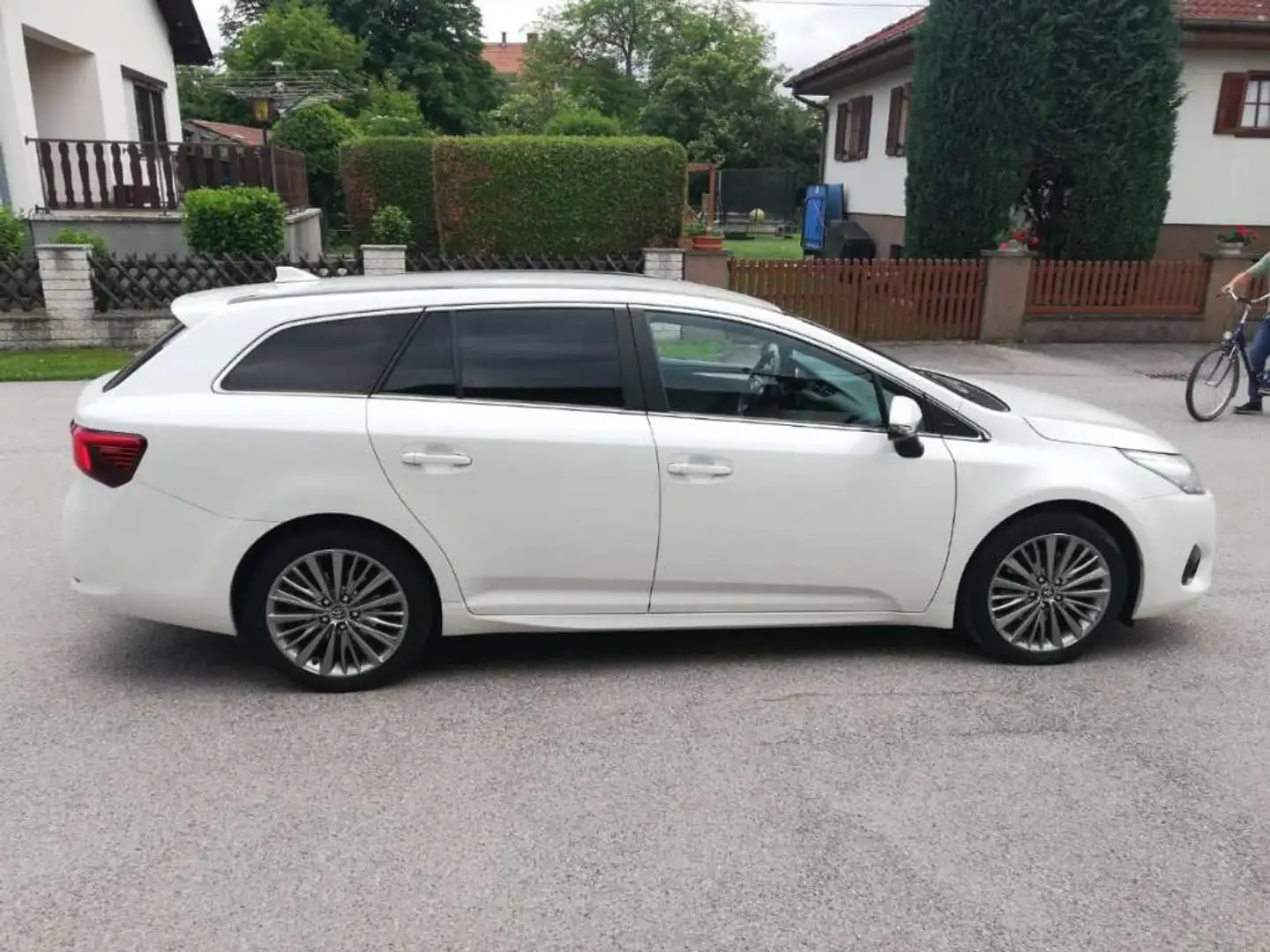 Toyota Avensis Avensis 2,0 D4-D Active Active Weiß - 2