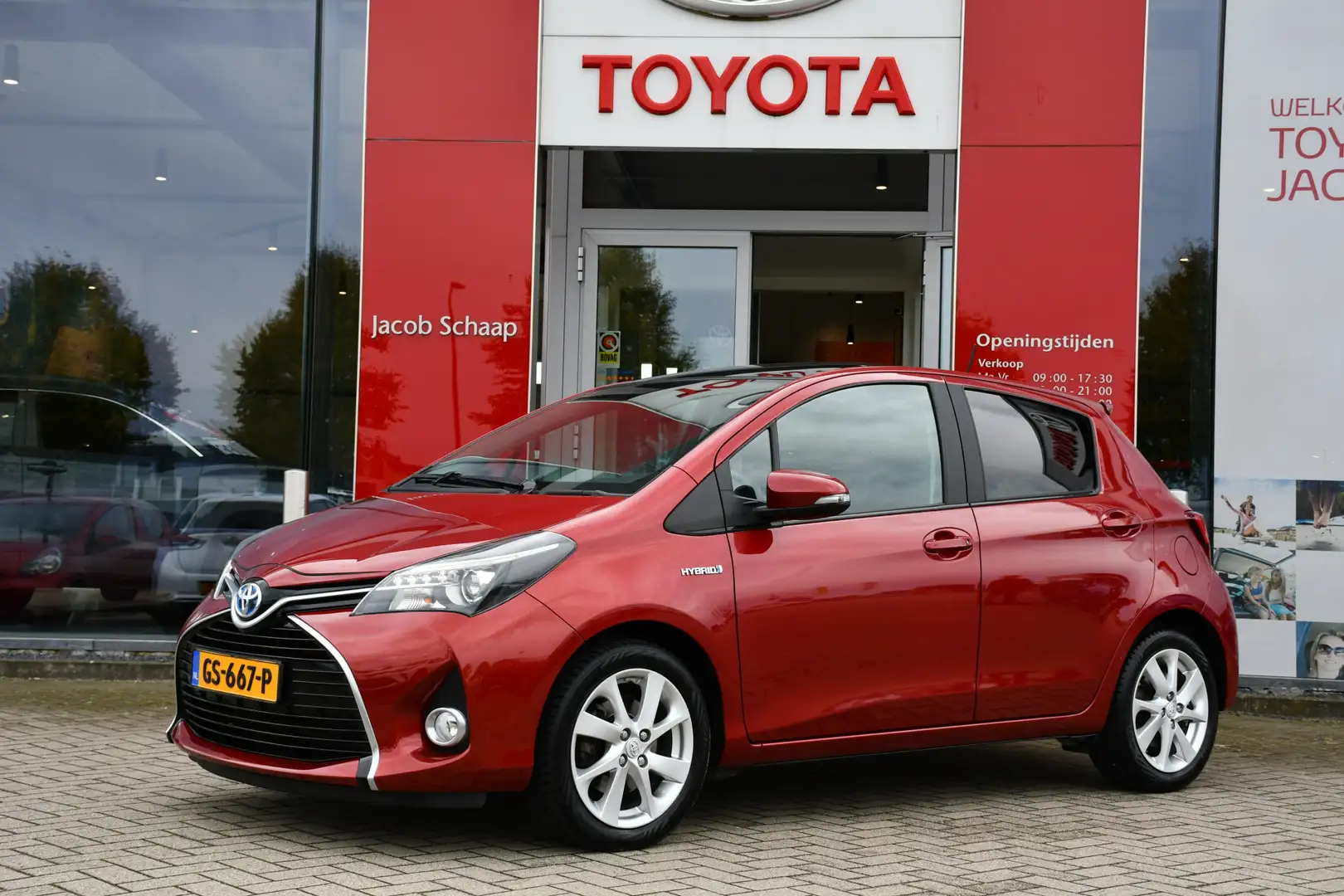 Toyota Yaris 1.5 Hybrid Dynamic Automaat 100pk | Panoramadak | Rood - 1