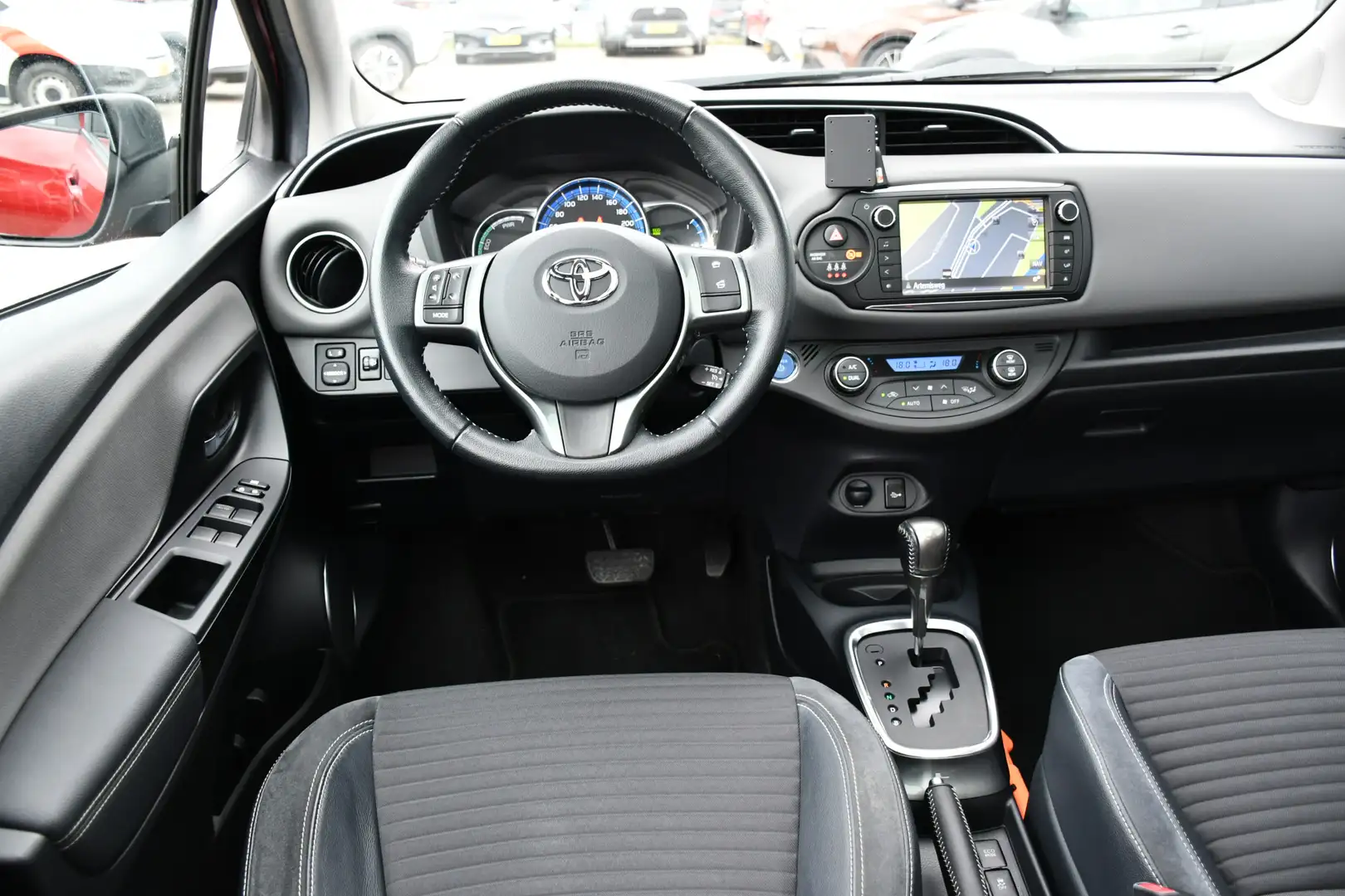 Toyota Yaris 1.5 Hybrid Dynamic Automaat 100pk | Panoramadak | Rood - 2