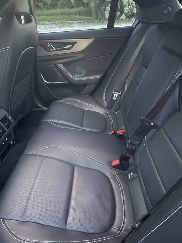 Jaguar XE снимка Jaguar XE