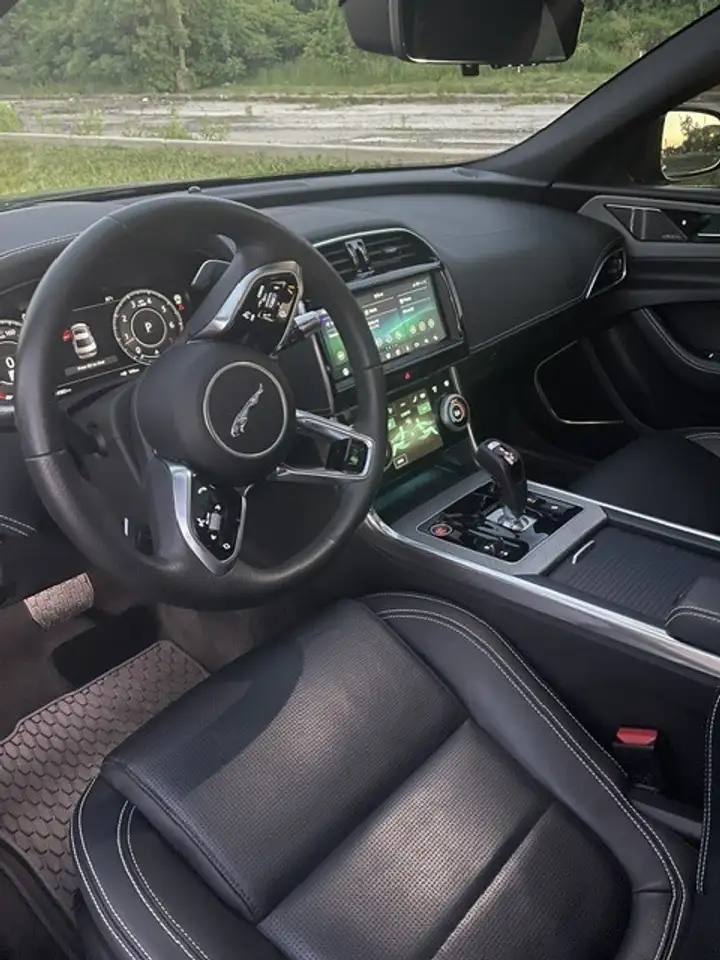 Jaguar XE снимка Jaguar XE