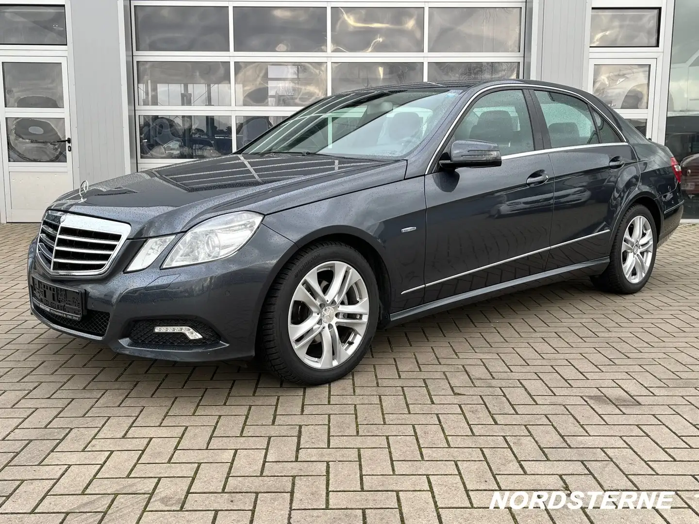 Mercedes-Benz E 200 E 200 CDI AVANTGARDE+AUTOMATIK+NAVI+SHZ+TEMPOMAT Grau - 2