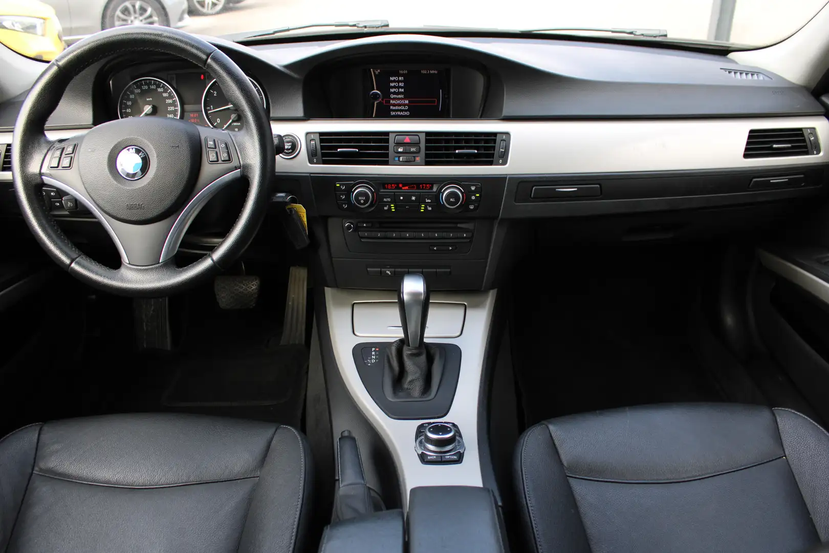 BMW 318 3-serie Touring 318i Automaat Executive LEDER PANO Grijs - 2