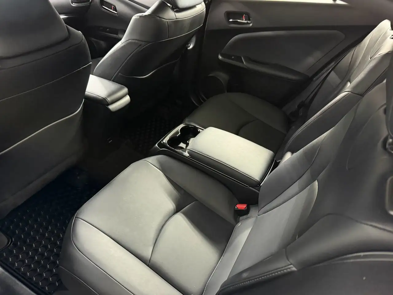 Toyota Prius Prime снимка Toyota Prius Prime