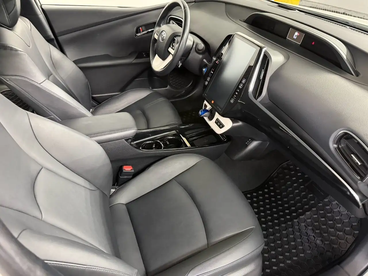 Toyota Prius Prime снимка Toyota Prius Prime