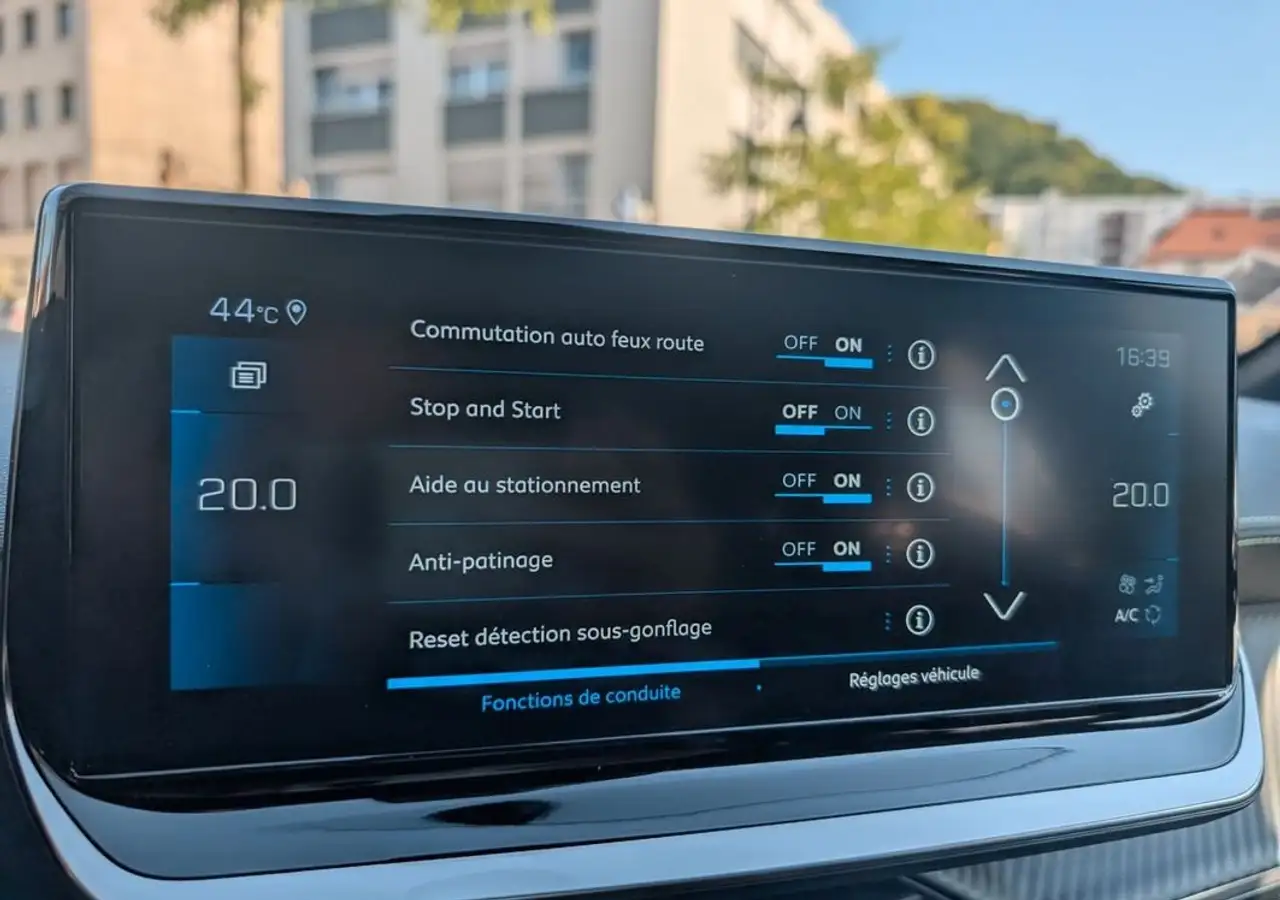 Peugeot 208 208 — photo 18