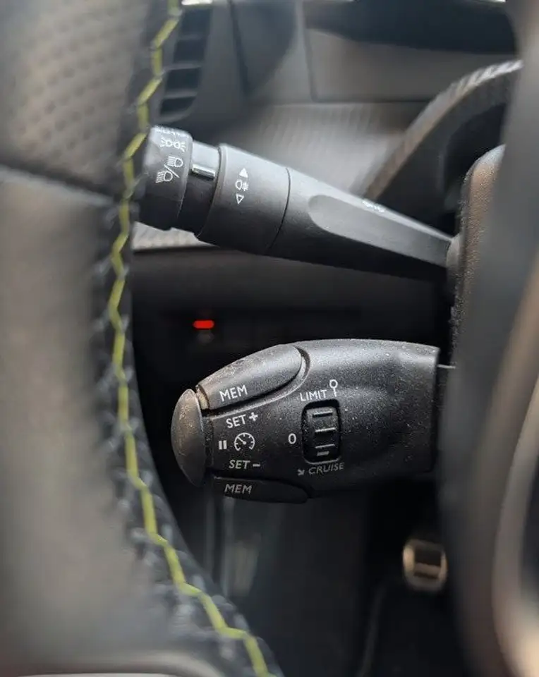 Peugeot 208 208 — photo 23
